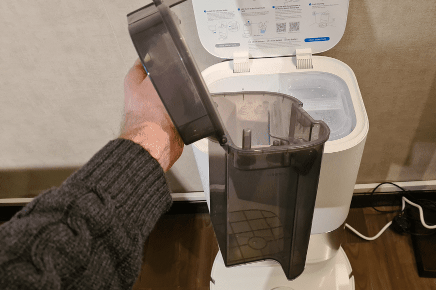 Два резервуара для воды базовой станции Dreame L10s Ultra крупным планом.